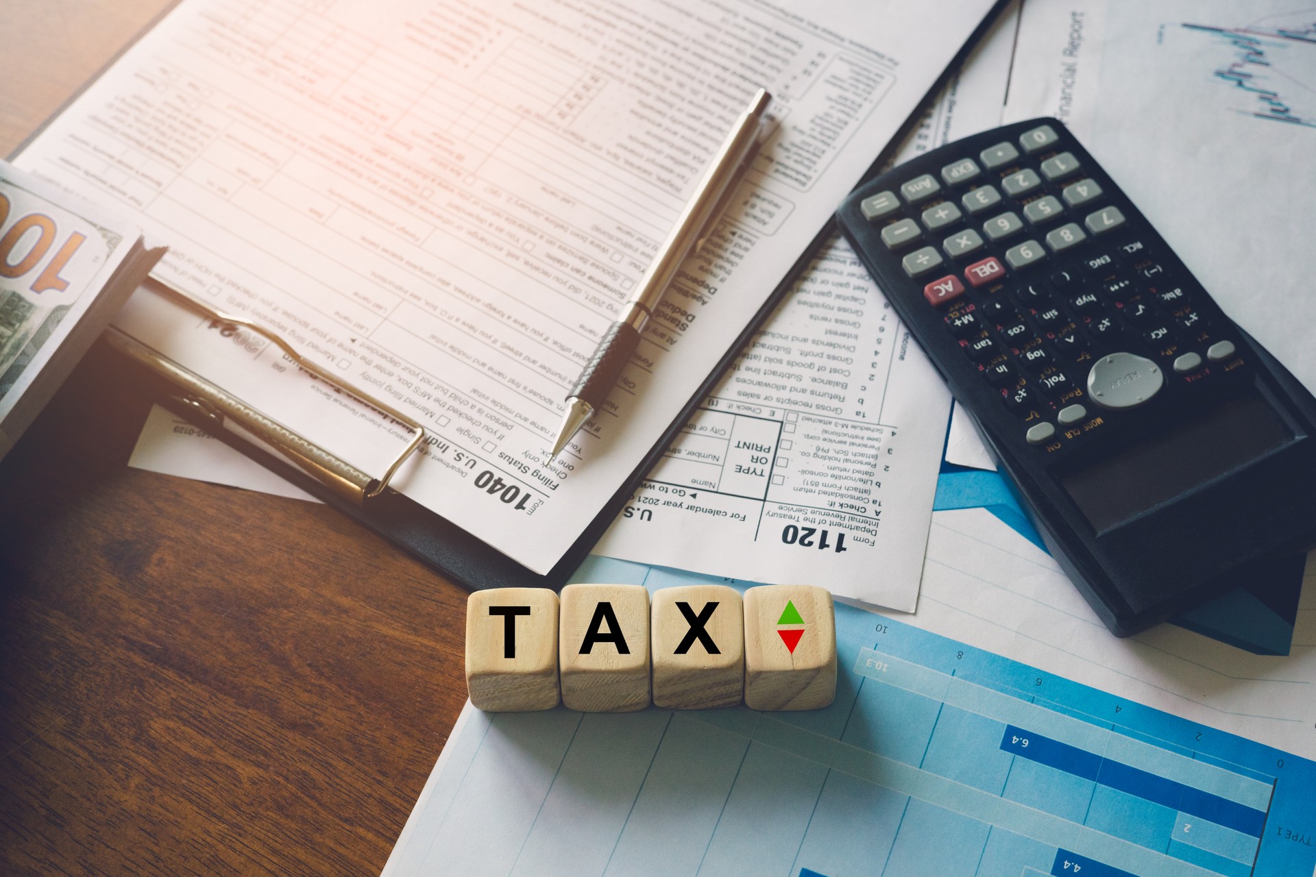 Tax return calculations to document income statement government fill out tax forms. Data analysis financial research reports, Payment of taxes according to the rate Tax collection business tax burden.